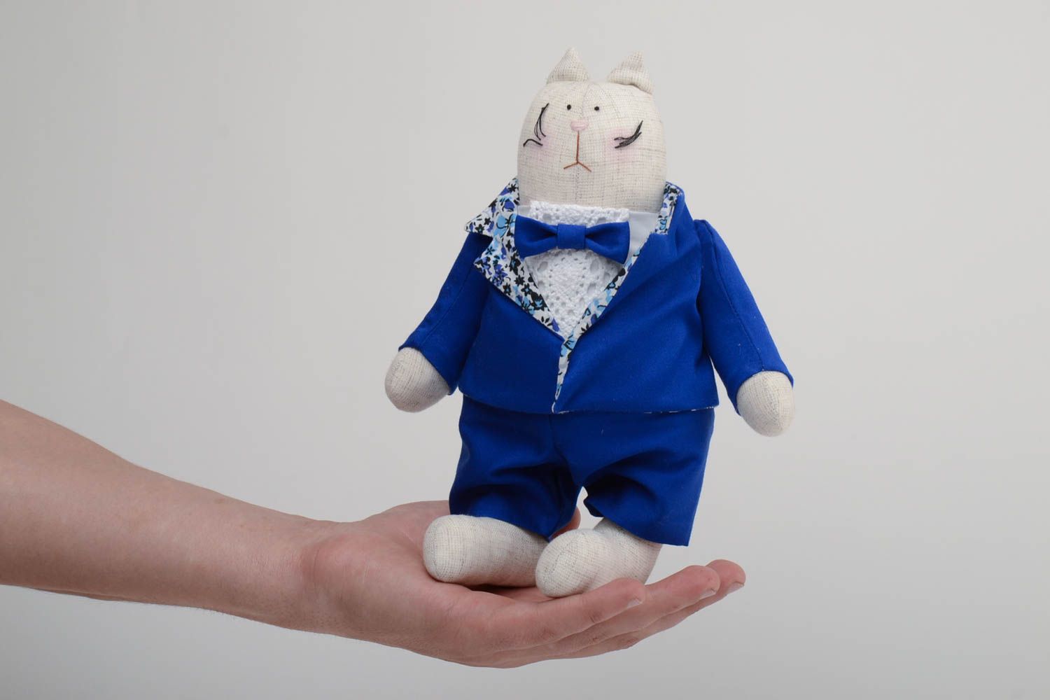 Beau jouet mou fait main en forme de chat en costume réalisé en lin et coton photo 5