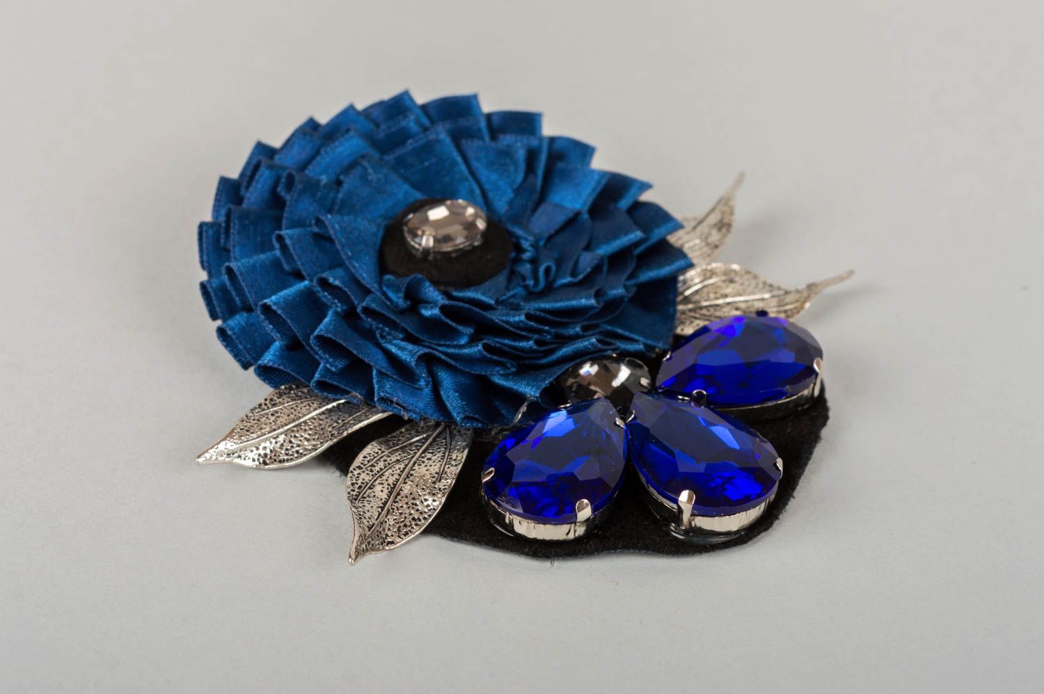 Broche fleur bleue en satin et cuir avec cistal de roche faite main grande photo 3