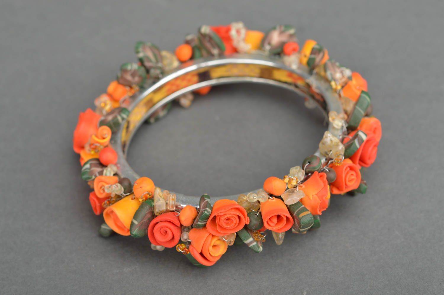 Красивый оранжевый браслет на руку с бисером и цветами из полимерной глины фото 2