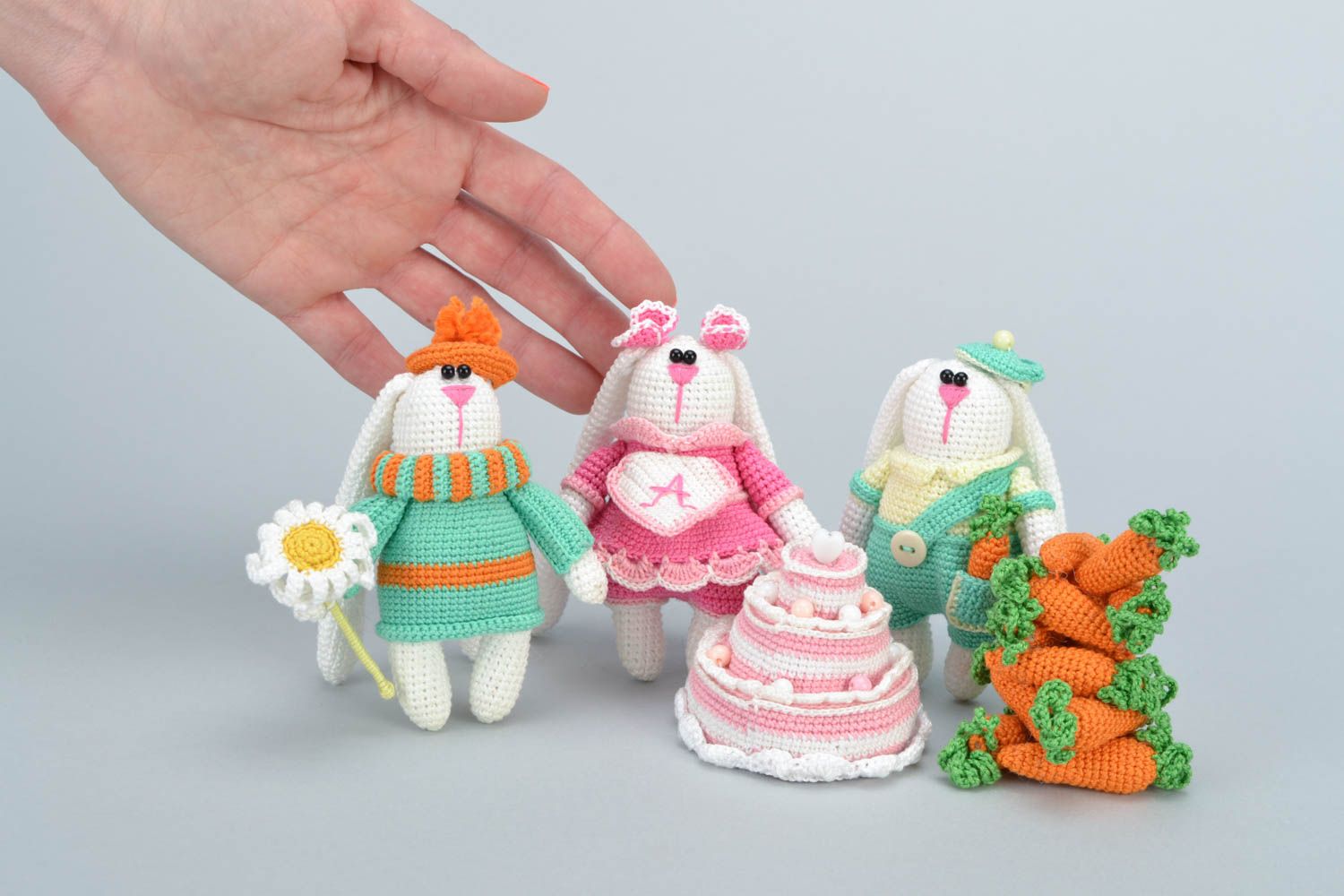 Набор вязаных игрушек зайцы 3 штуки разноцветные красивые милые ручной работы фото 2