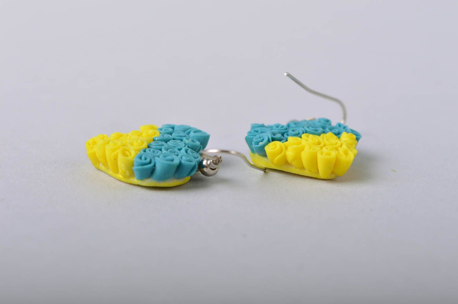 Jolies boucles d'oreilles jaune bleu faites main cœurs en porcelaine froide photo 5