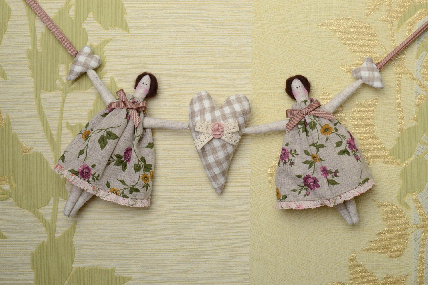 Suspension décorative poupées avec coeur en tissu de lin faite main originale photo 1