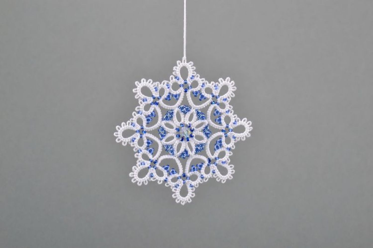 Елочное украшение из узелкового кружева Снежинка голубая фото 4