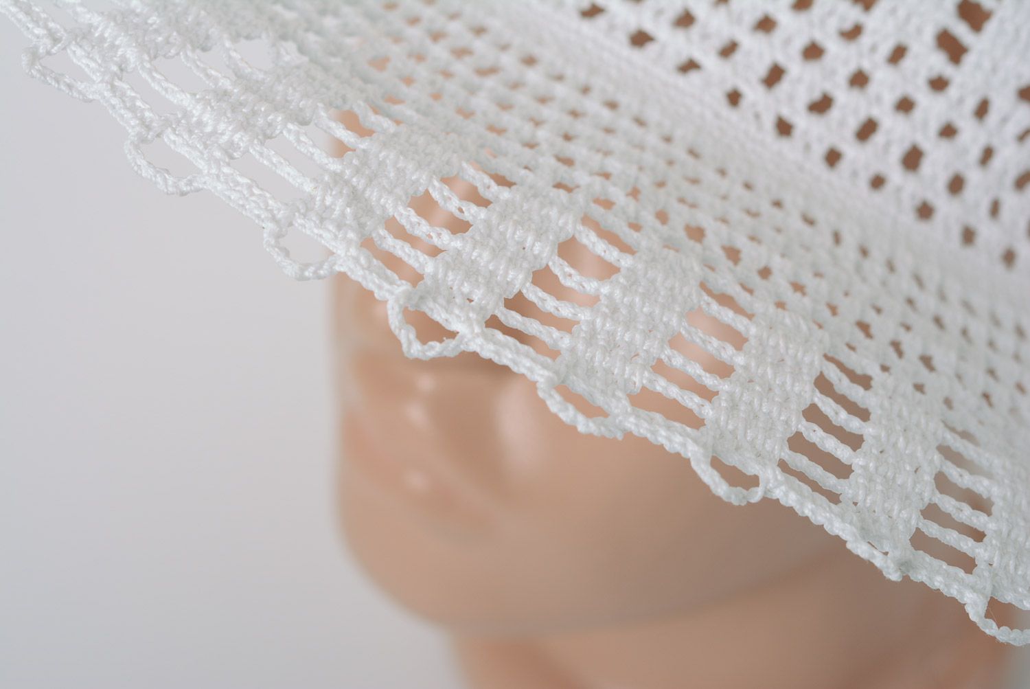 Wunderbarer weißer durchbrochener handgemachter Hut aus Stoff und Baumwollfäden  foto 2
