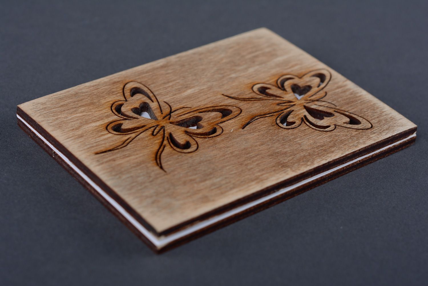 Belle carte de voeux en bois faite main avec gravure et papillons découpés photo 3