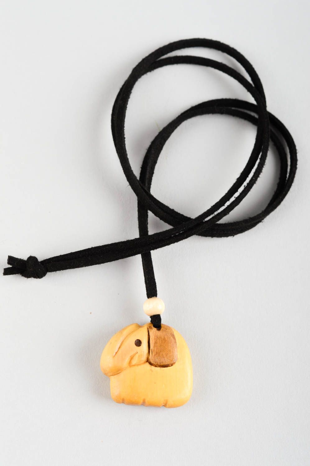 Кулон ручной работы украшение на шею в виде слоника аксессуар из дерева фото 2