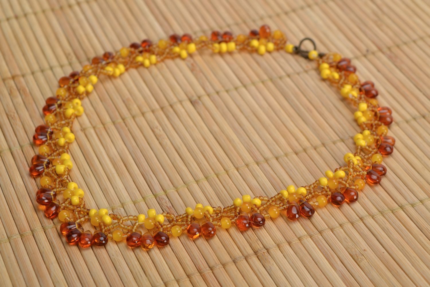 Collier fait main original en perles de rocailles de couleur d'ambre photo 1