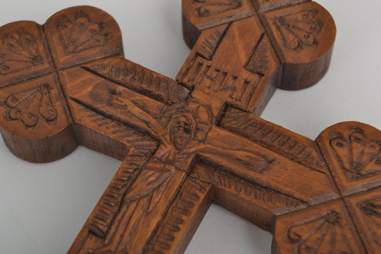 Крест ручной работы крест с распятием резной крест из дерева украшение на стену фото 2