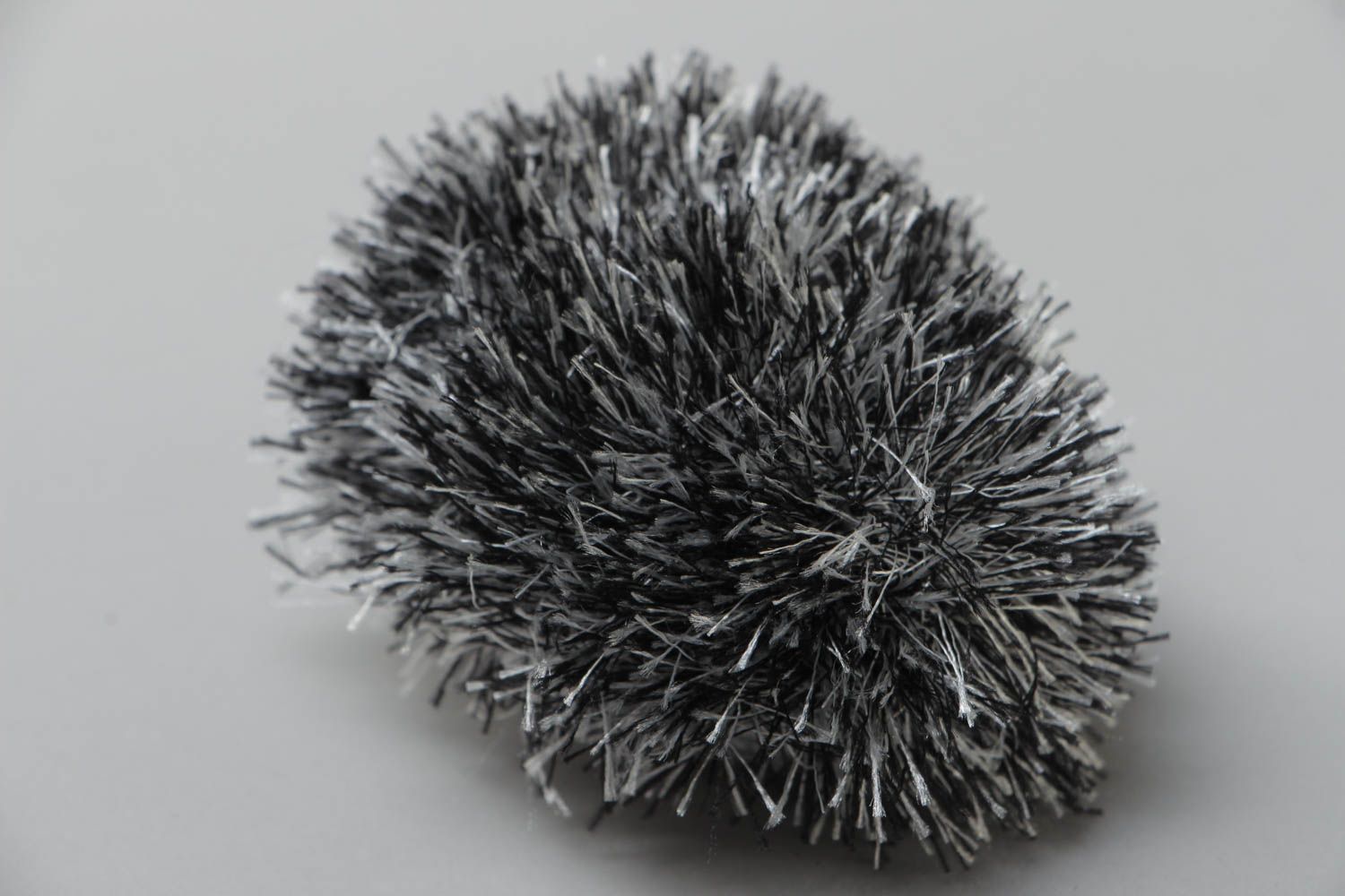 Jouet mou Hérisson tricoté fils acryliques gris noir petit original fait main photo 4