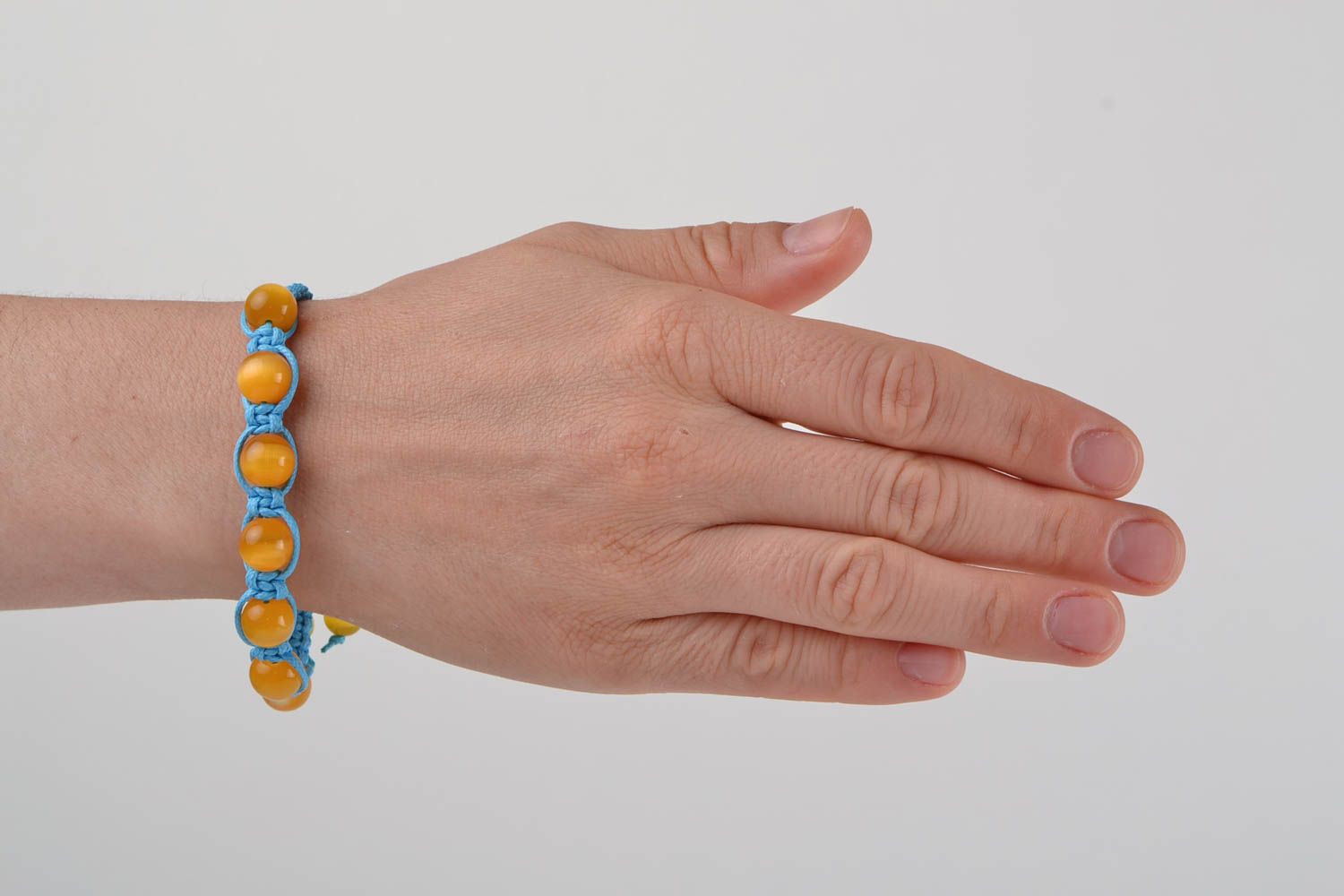 Geflochtenes Armband aus Glas und Schnur blau mit gelb Makramee handgefertigt foto 2
