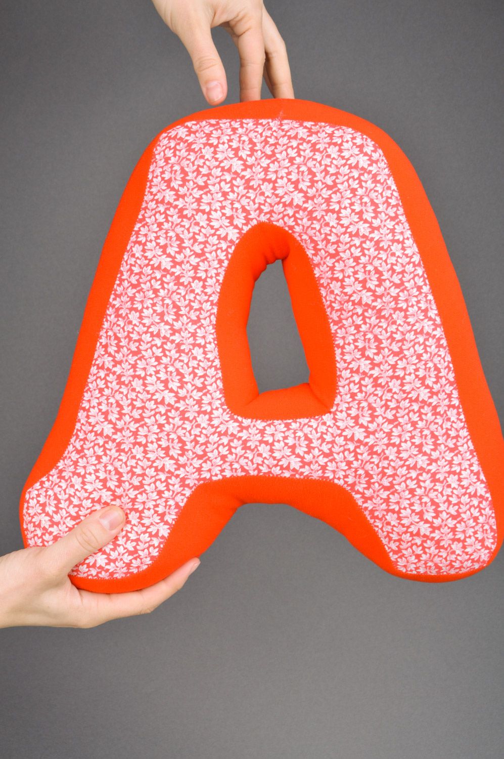 Coussin en forme de lettre A en coton rose rouge décoratif original fait main photo 2