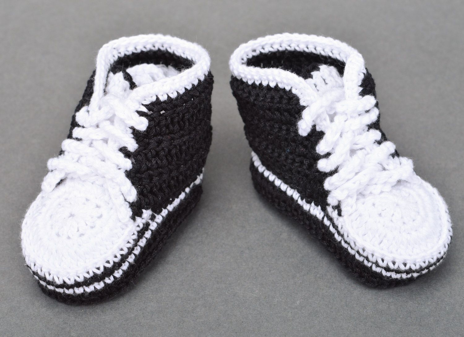 Handmade crochet baby booties in black and white colors with shoelaces photo 2