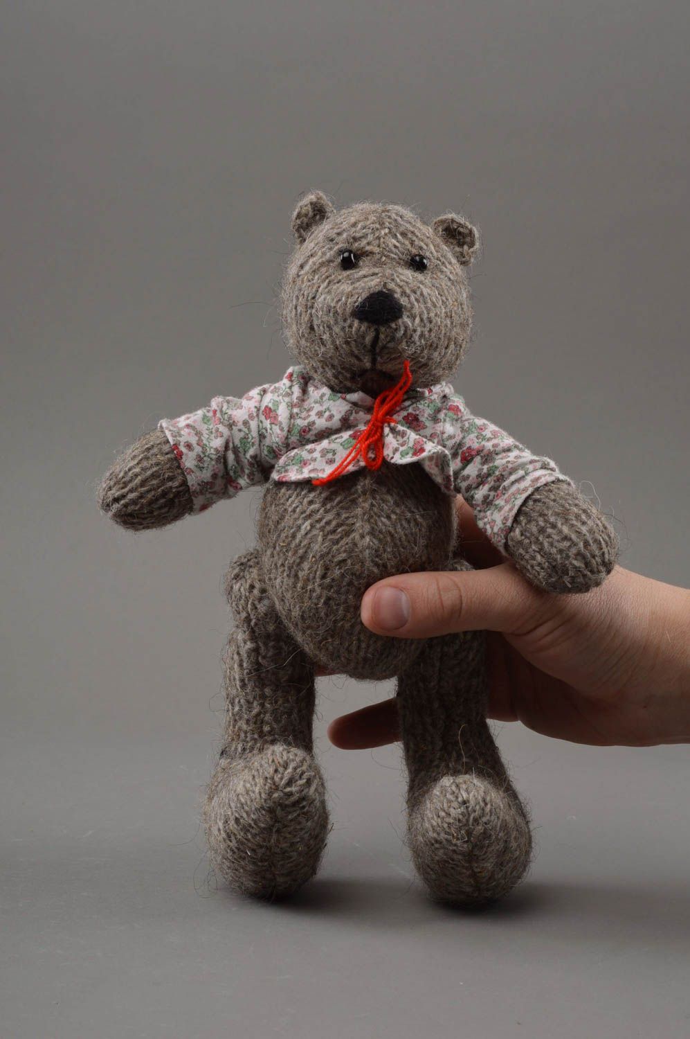 Petit jouet mou tricoté fait main gris ourson cadeau pour enfant et décoration photo 4