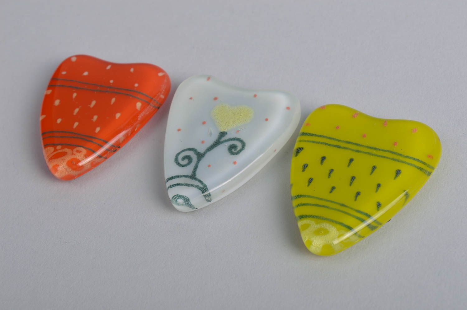 Set of 3 handmade decorative heart shaped colorful glass fridge magnets photo 3