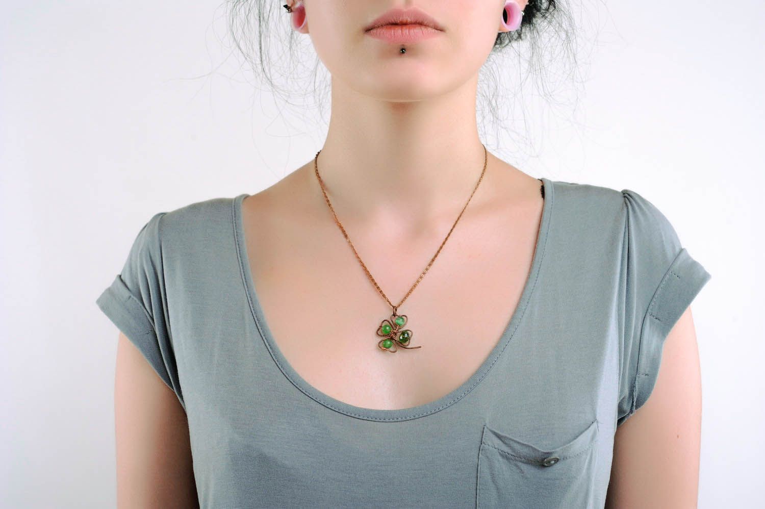 Pendant with Natural Stone Clover photo 3