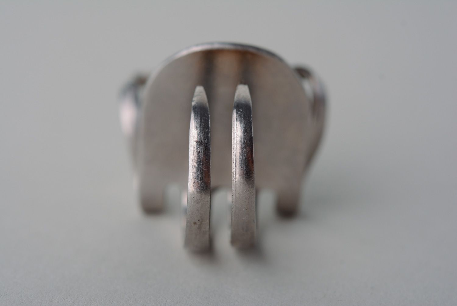 Металлическое кольцо с искусственным камнем фото 5