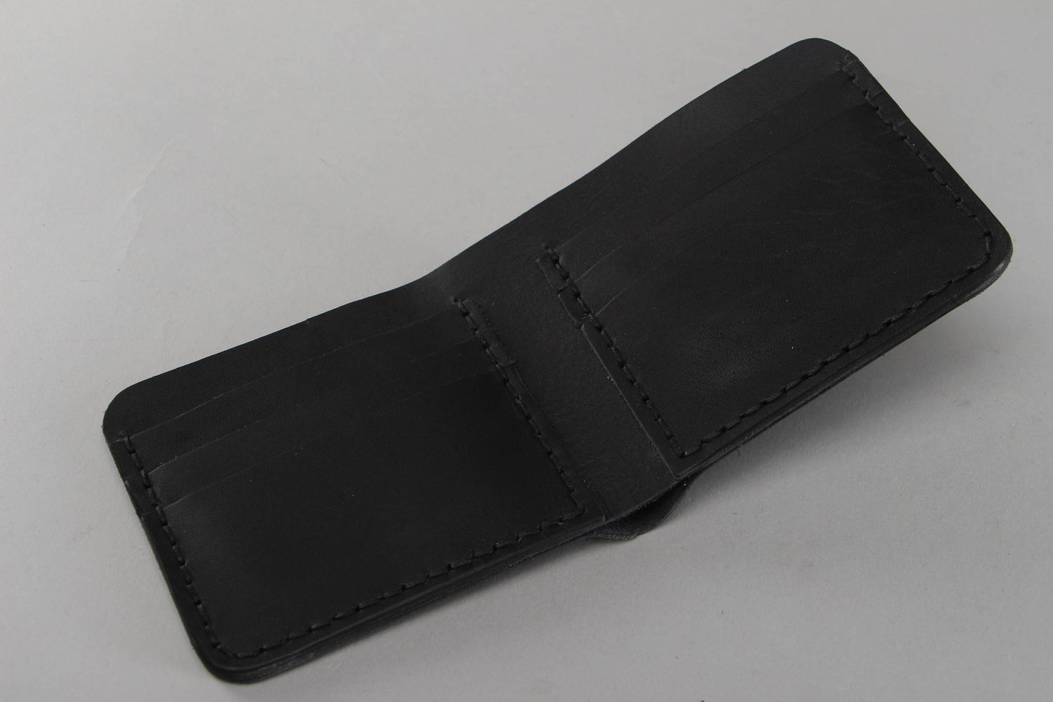 Portefeuille en vrai cuir noir fait main pour homme accessoire pratique et stylé photo 2