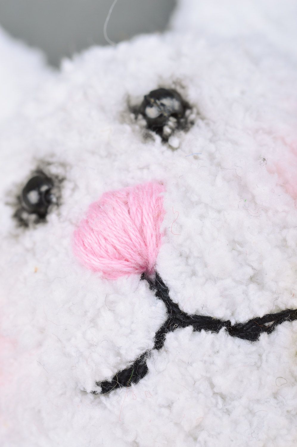 Handmade schönes gehäkeltes Kuscheltier Hase aus weichen Fäden in Weiß für Kinder foto 4