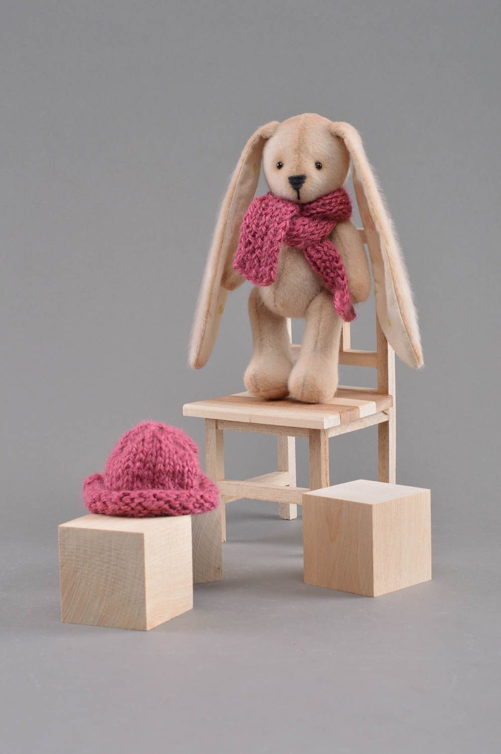 Interieur Kuscheltier Hase mit Mütze und Schal handmade Spielzeug für Kinder foto 3