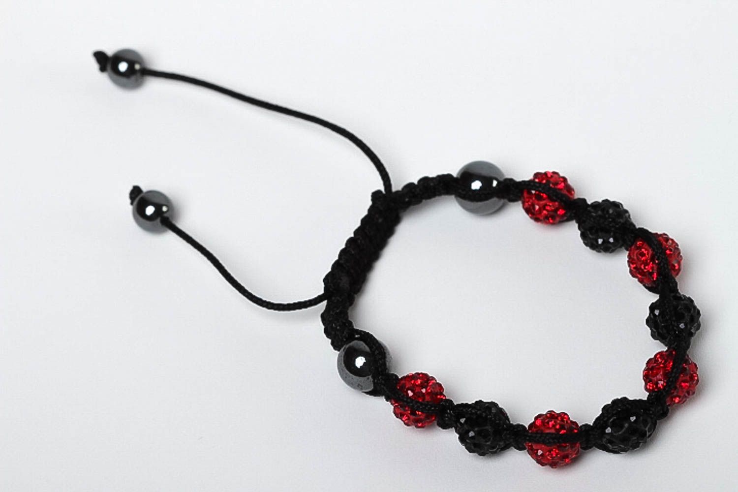 Bracelet tendance Bijou fait main en rouge et noir cadeau Accessoire femme photo 2