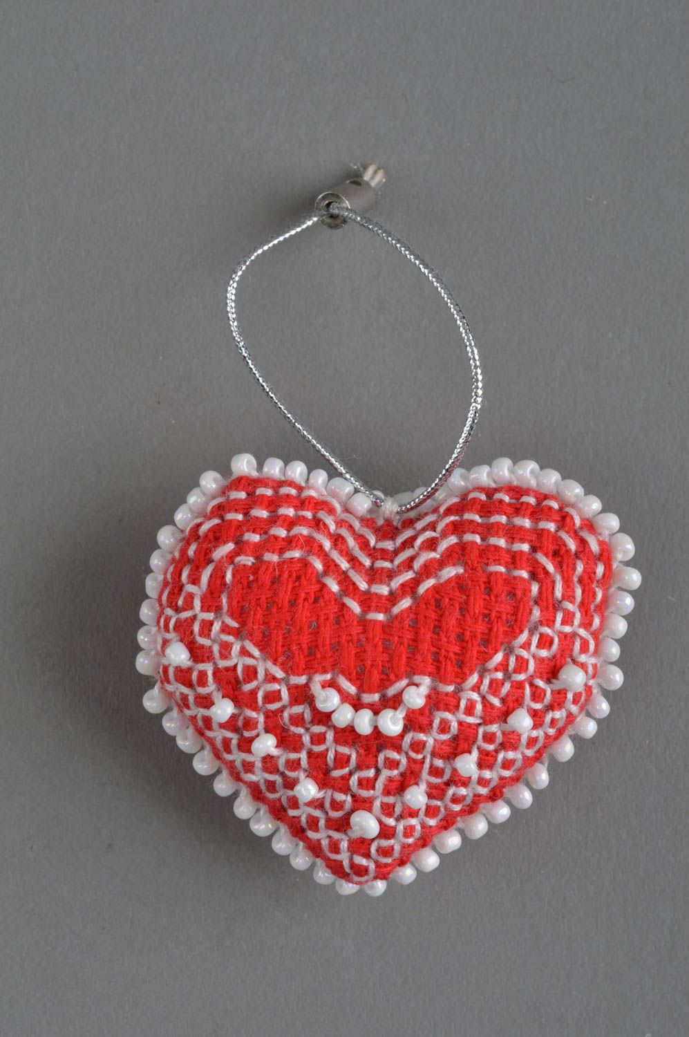 Porte-clés en canevas avec broderie en perles de rocaille fait main coeur rouge photo 2