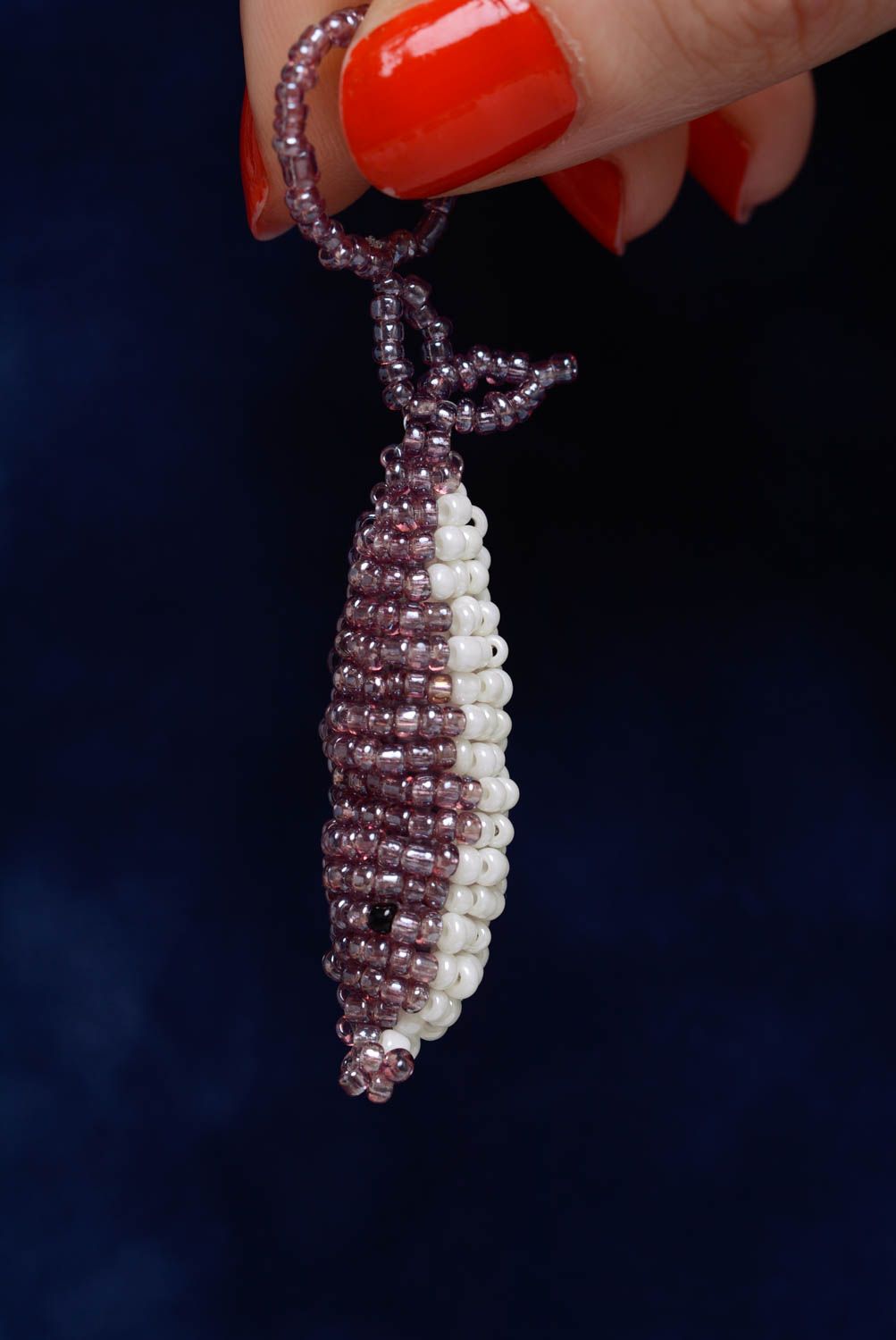 Llavero artesanal con forma de animal de abalorios original de color violeta foto 3