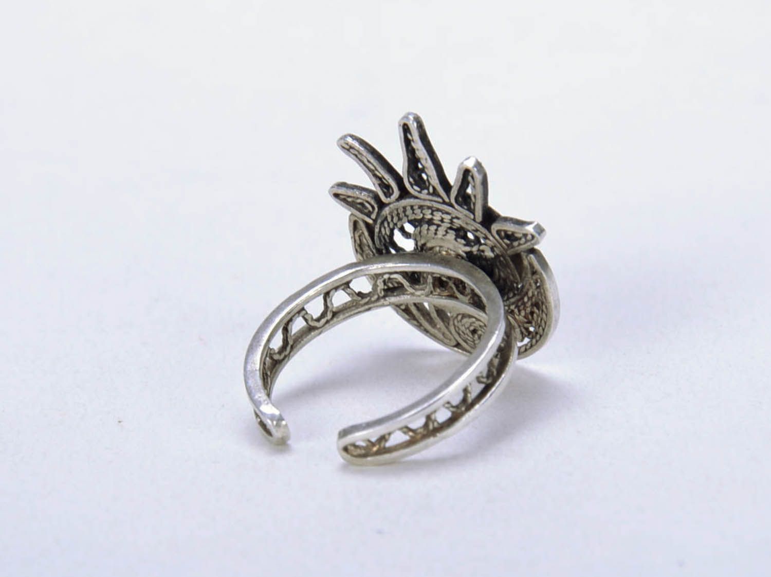 O anel feminino artesanal de prata foto 2