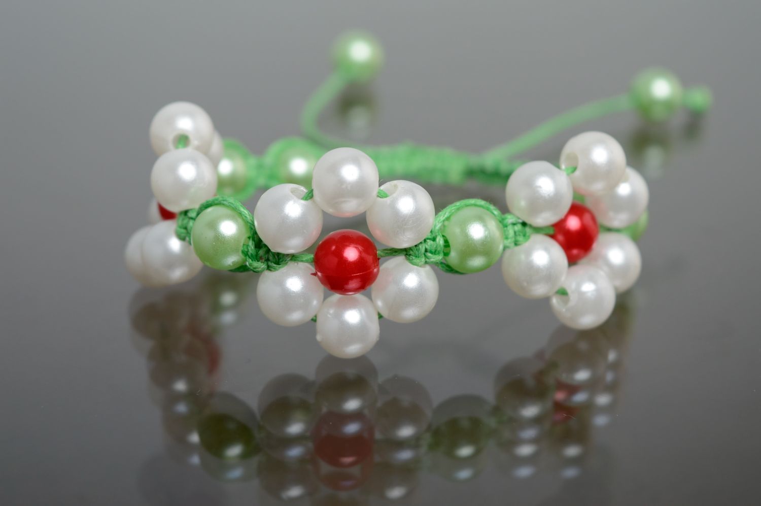 Bracelet en macramé tressé lacet vert ciré et perles de verre fait main photo 1