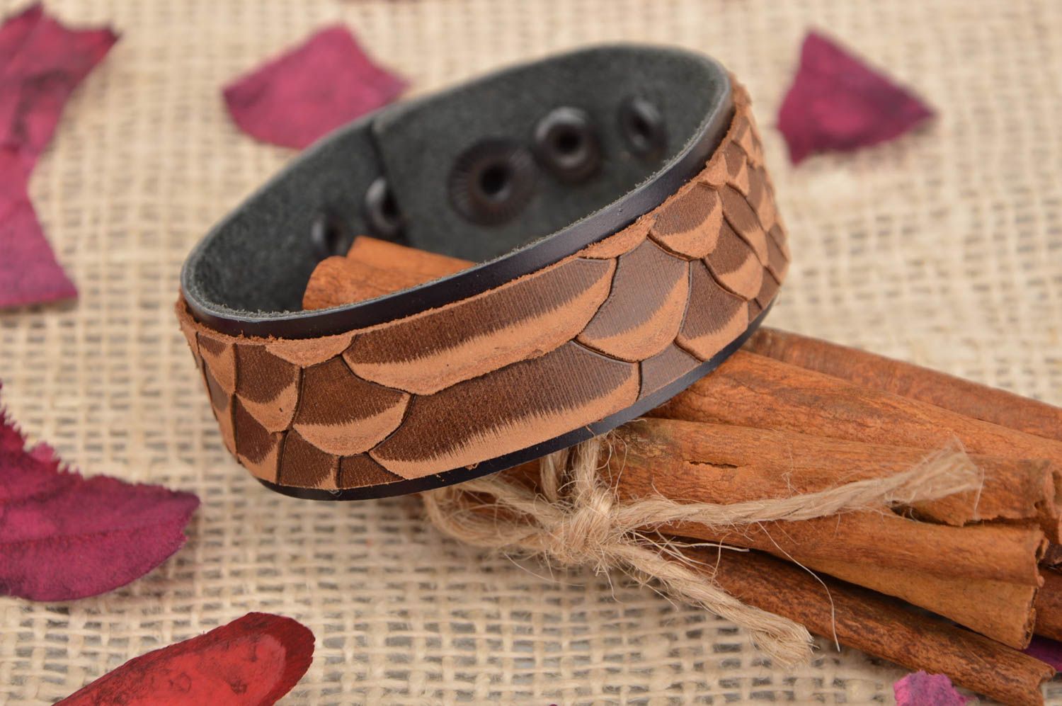 Pulsera de cuero natural hecha a mano original artesanal con remaches foto 1