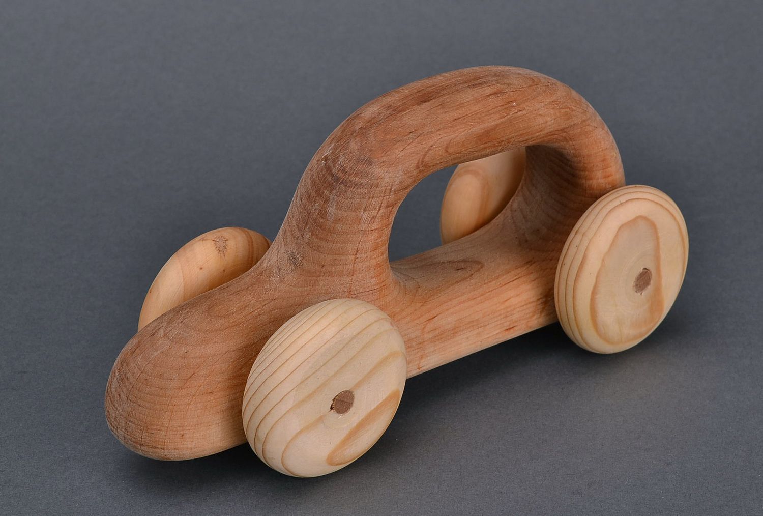 Coche de juguete en madera  foto 1