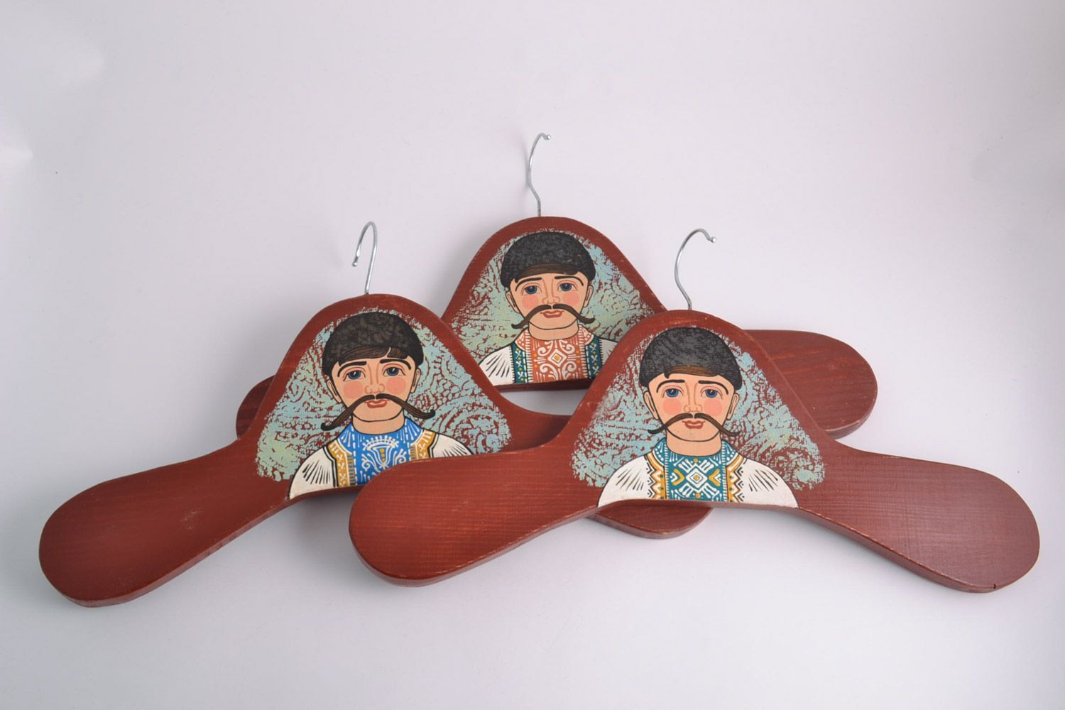Ensemble de trois cintres en bois originaux décorés faits main pour garçon photo 1