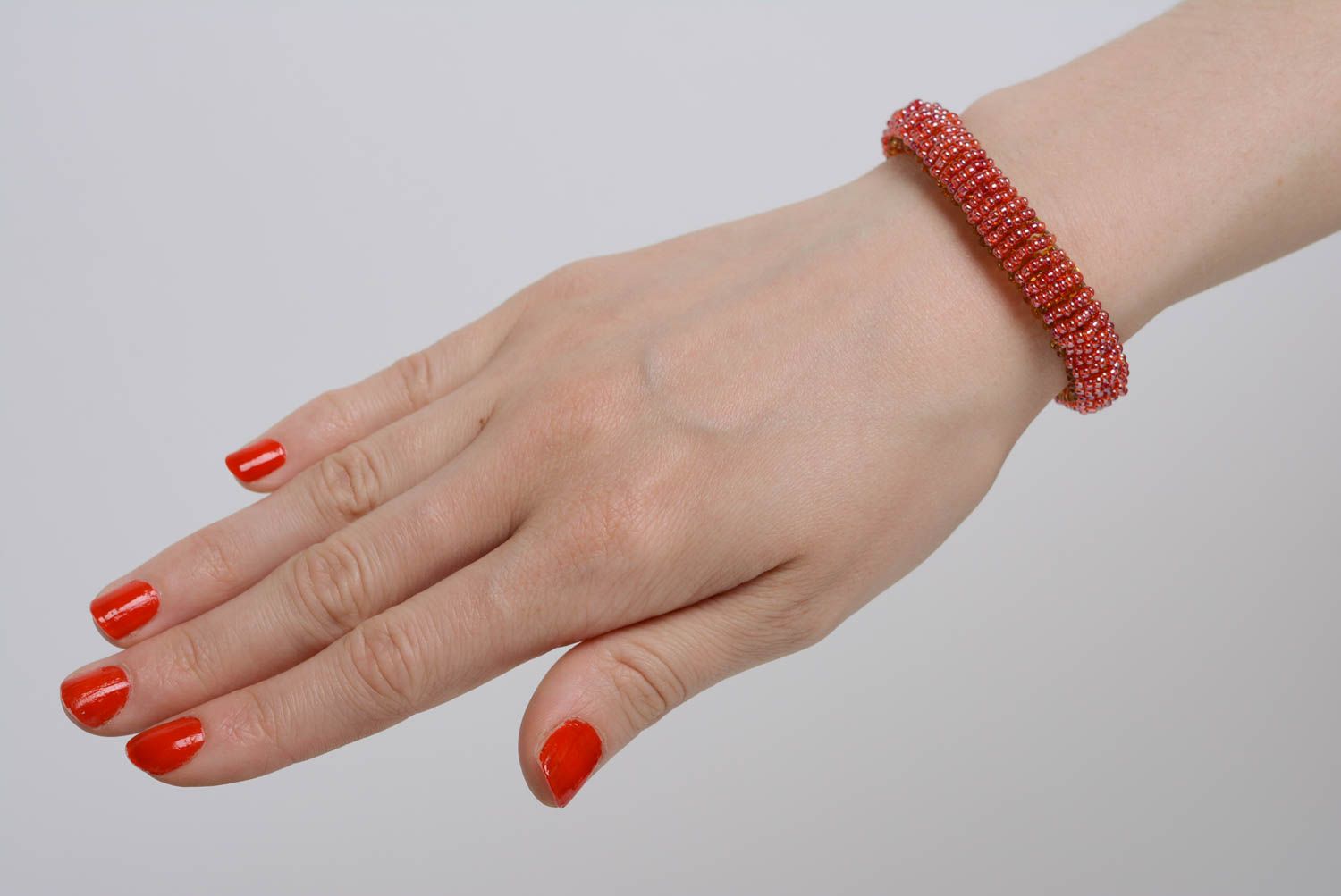 Bracelet en perles de rocaille fait main rouge avec jaune original pour femme photo 2