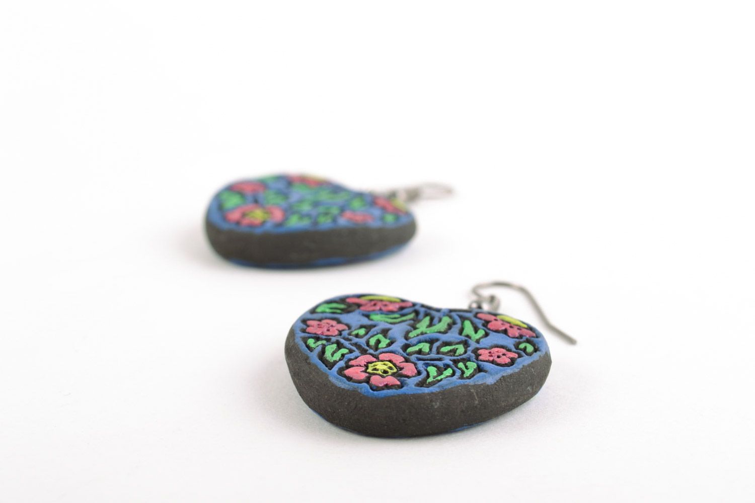 Handmade heart-shaped painted blue ceramic dangling earrings with floral pattern photo 4