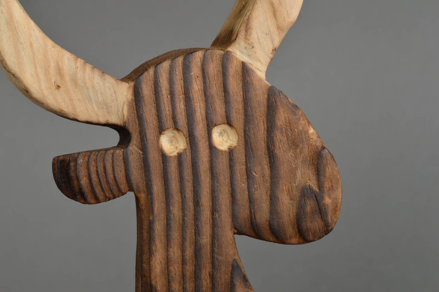 Figurine de taureau faite main en bois marron sur un support petite originale photo 5