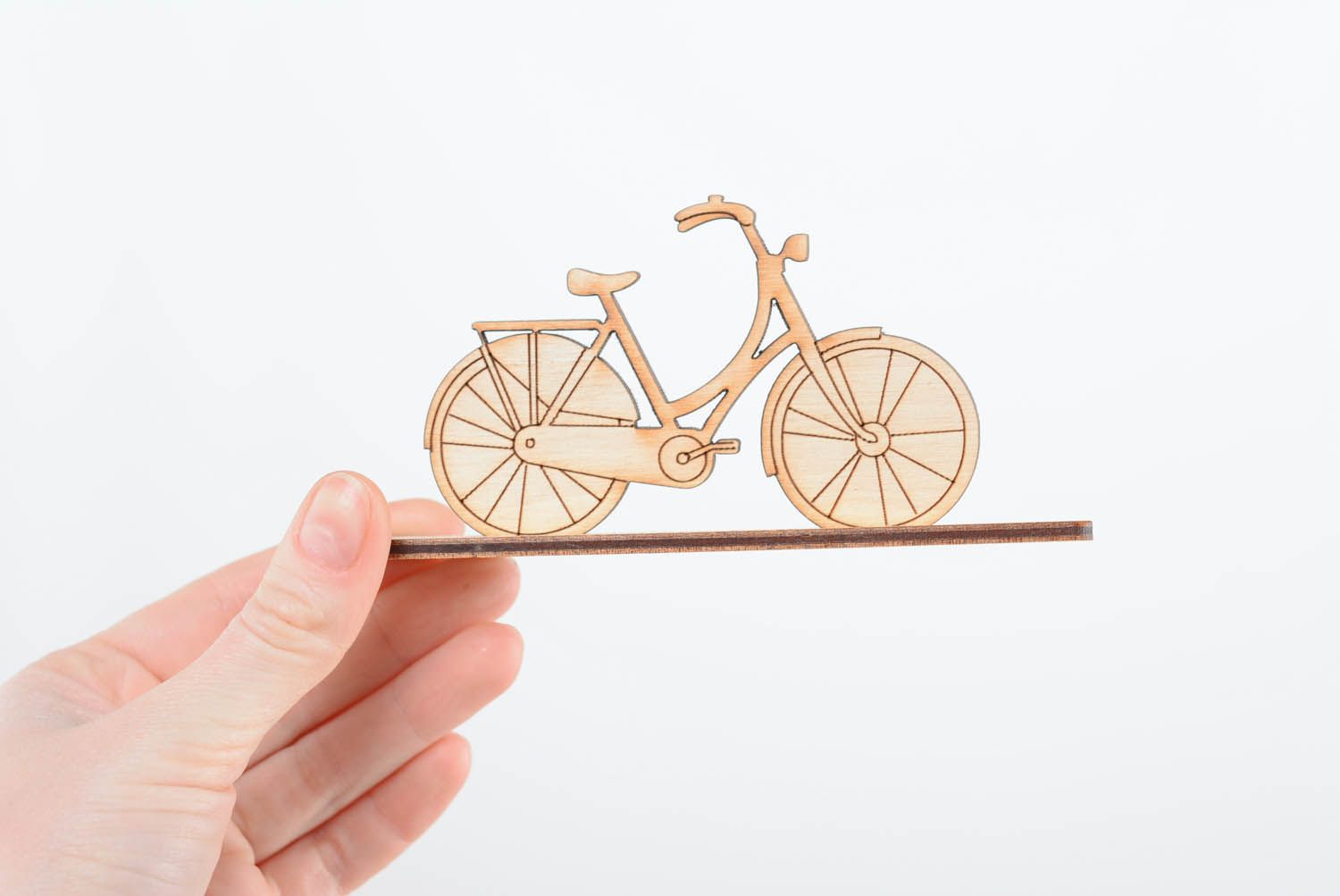 Vélo en bois à décorer en forme de bicyclette photo 3