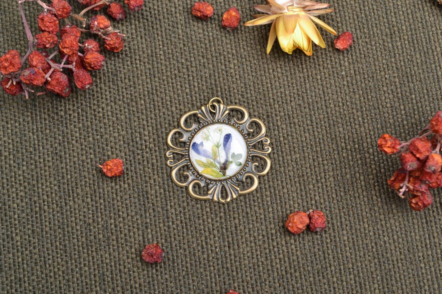 Lacy pendant with real flower coated with epoxy photo 1