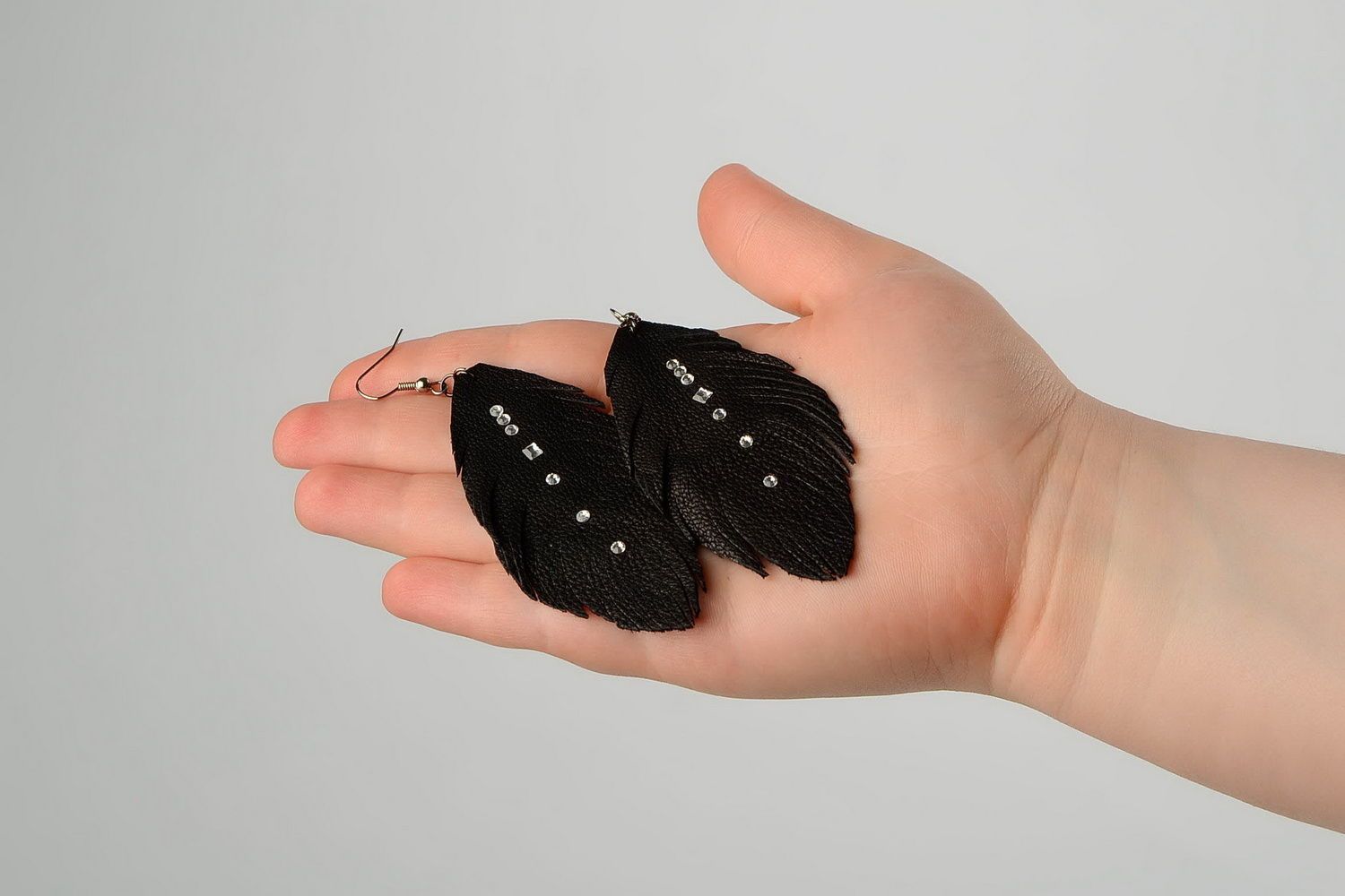 Earrings made ​​of leather in the form of feathers photo 5