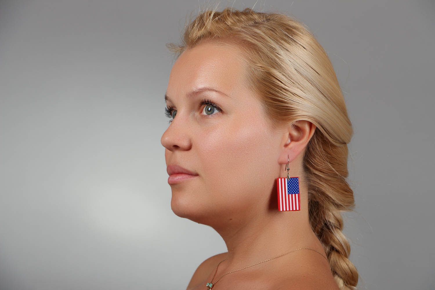 Brincos artesanais de cerâmica plástica e decorados com a imagem da bandeira dos Estados Unidos foto 4