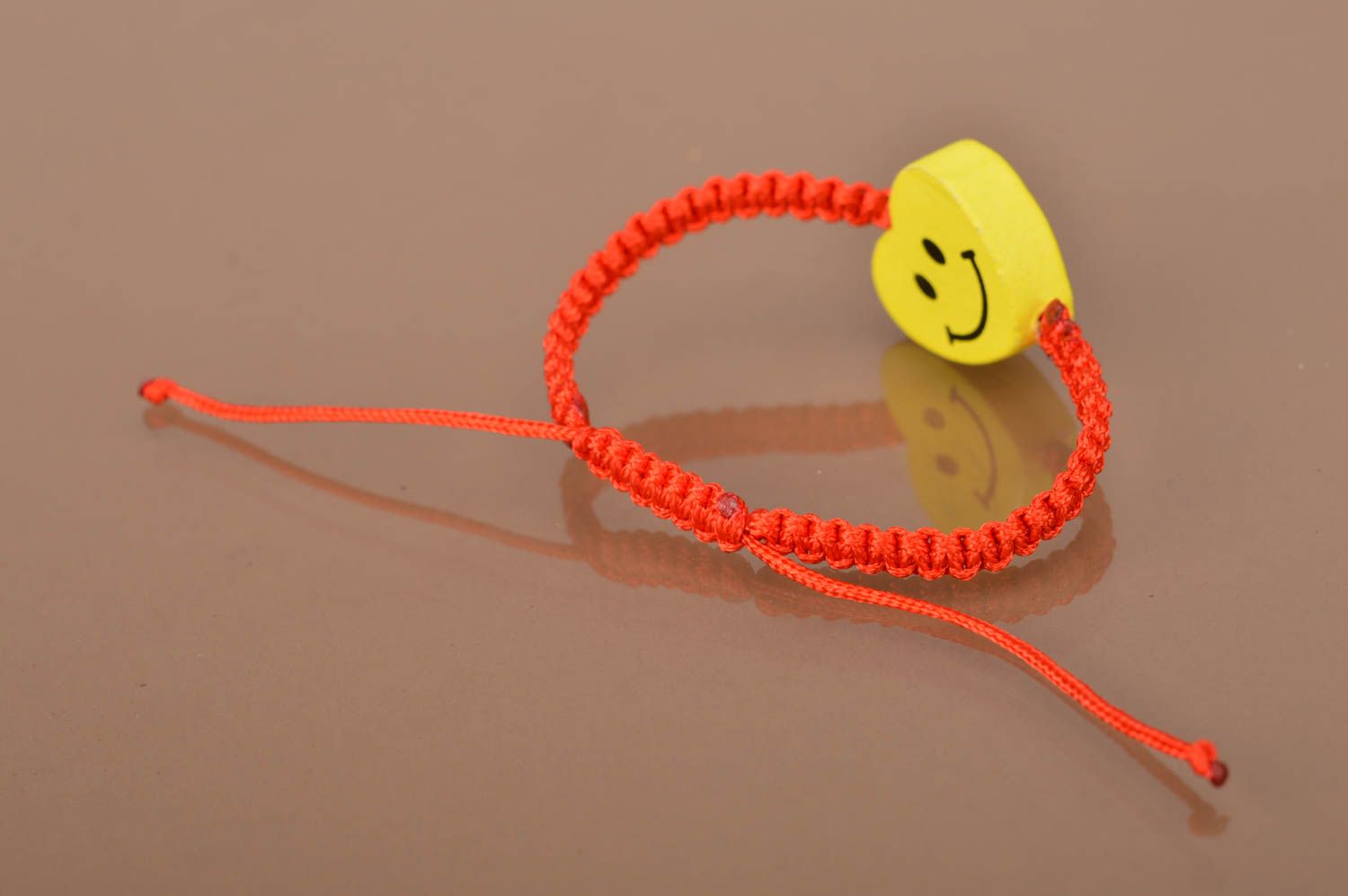 Красный браслет из вощеного шнурка ручной работы с деревянной бусиной Сердце фото 5