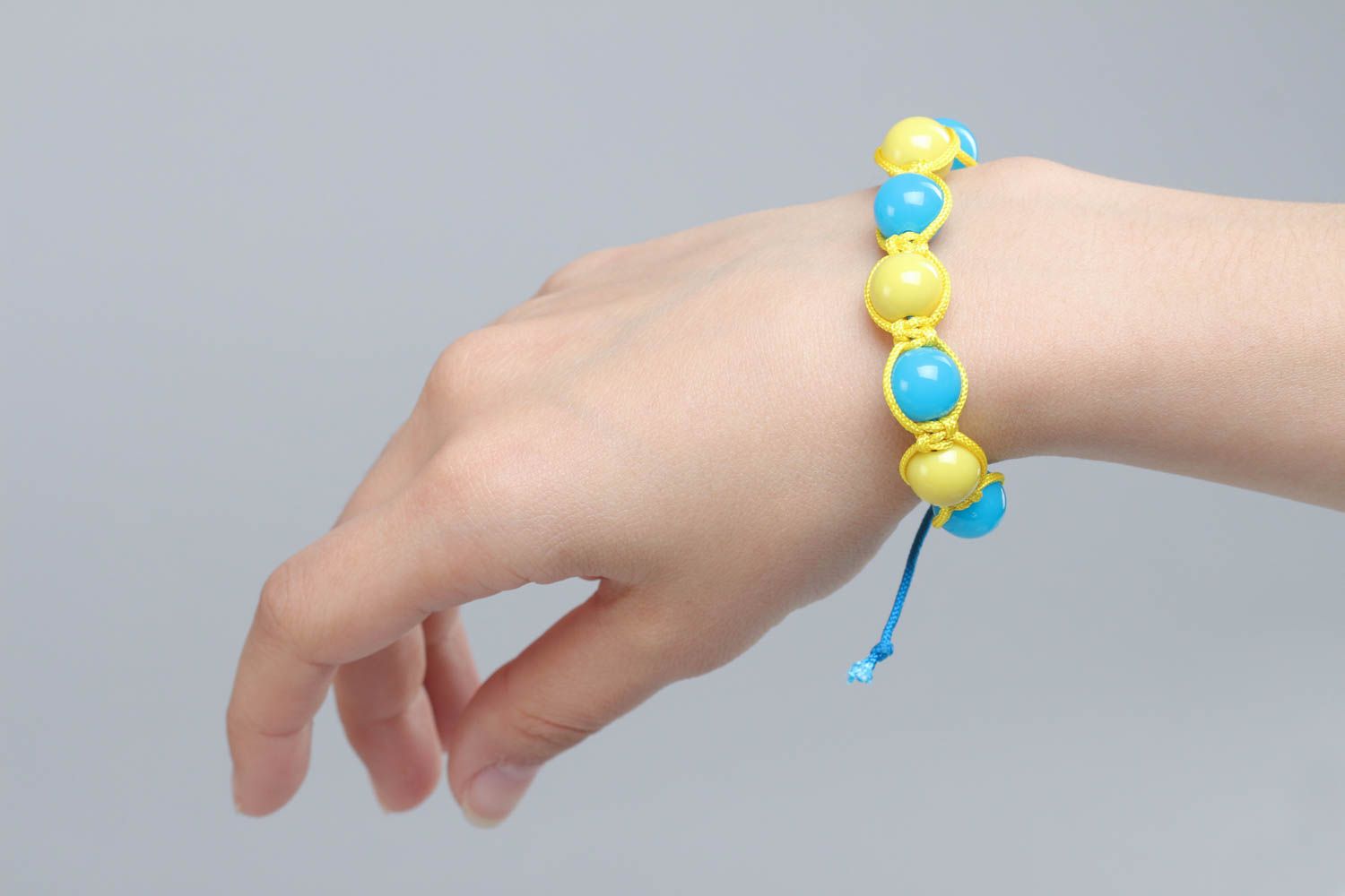 Bracelet en fils et perles plastiques tressé jaune et bleu fait main pour femme photo 5