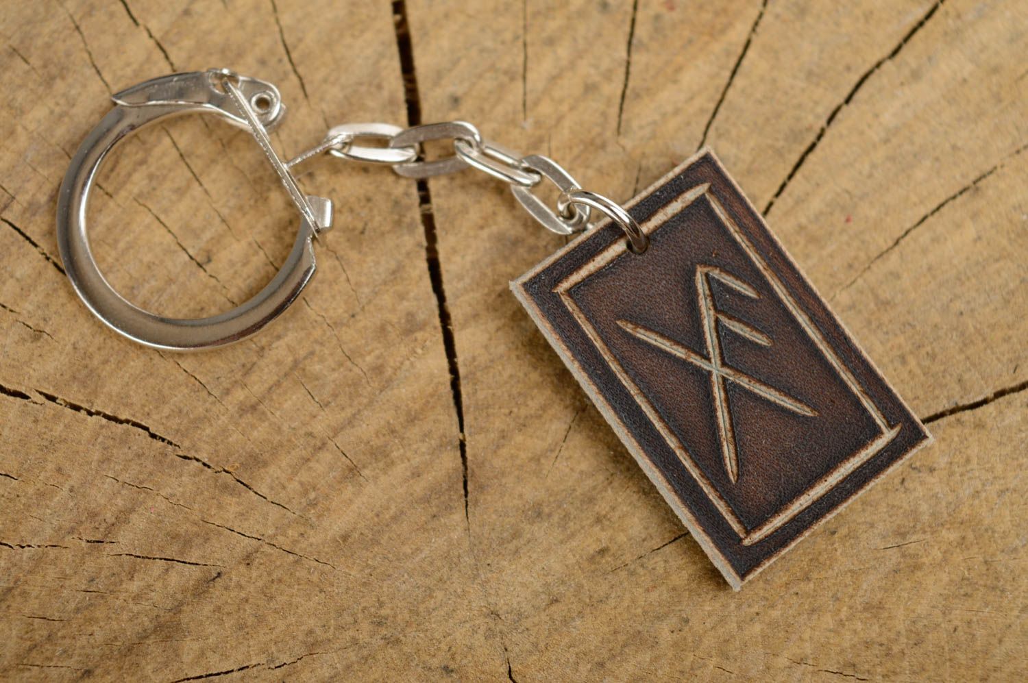 Porte-clefs en cuir brun rectangulaire avec rune amulette fait main original  photo 1