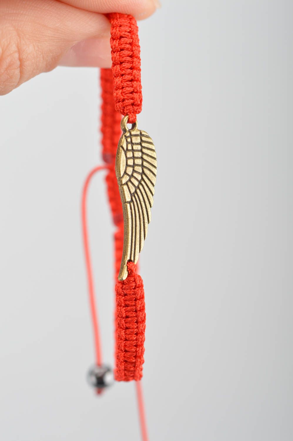 Красный плетеный браслет на руку на завязках ручной работы Крыло ангела фото 5