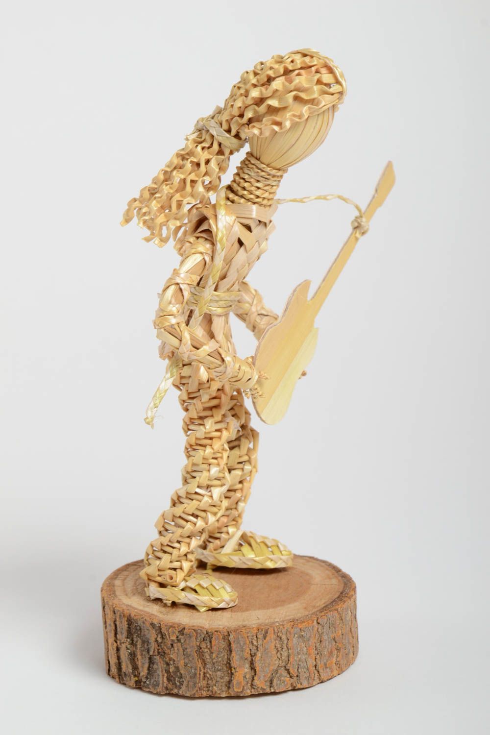 Статуэтка плетеная из соломы в виде музыканта ручной работы на подставке фото 4