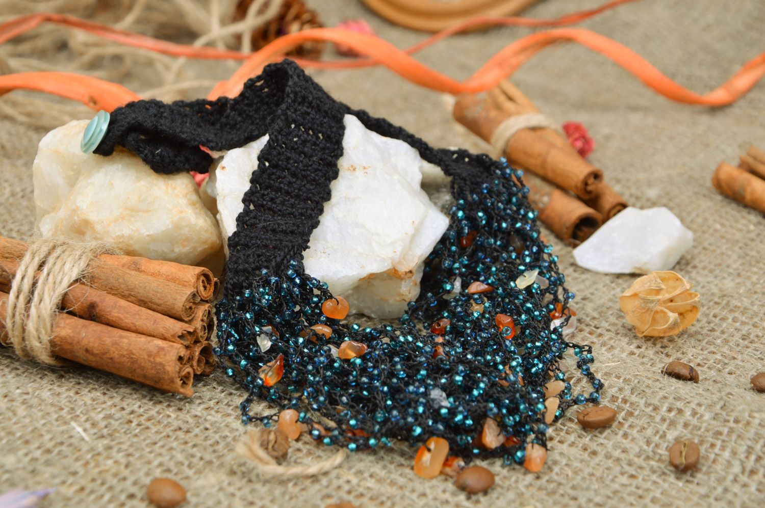 Joli collier en perles de rocaille tricoté au crocher fait main massif photo 3