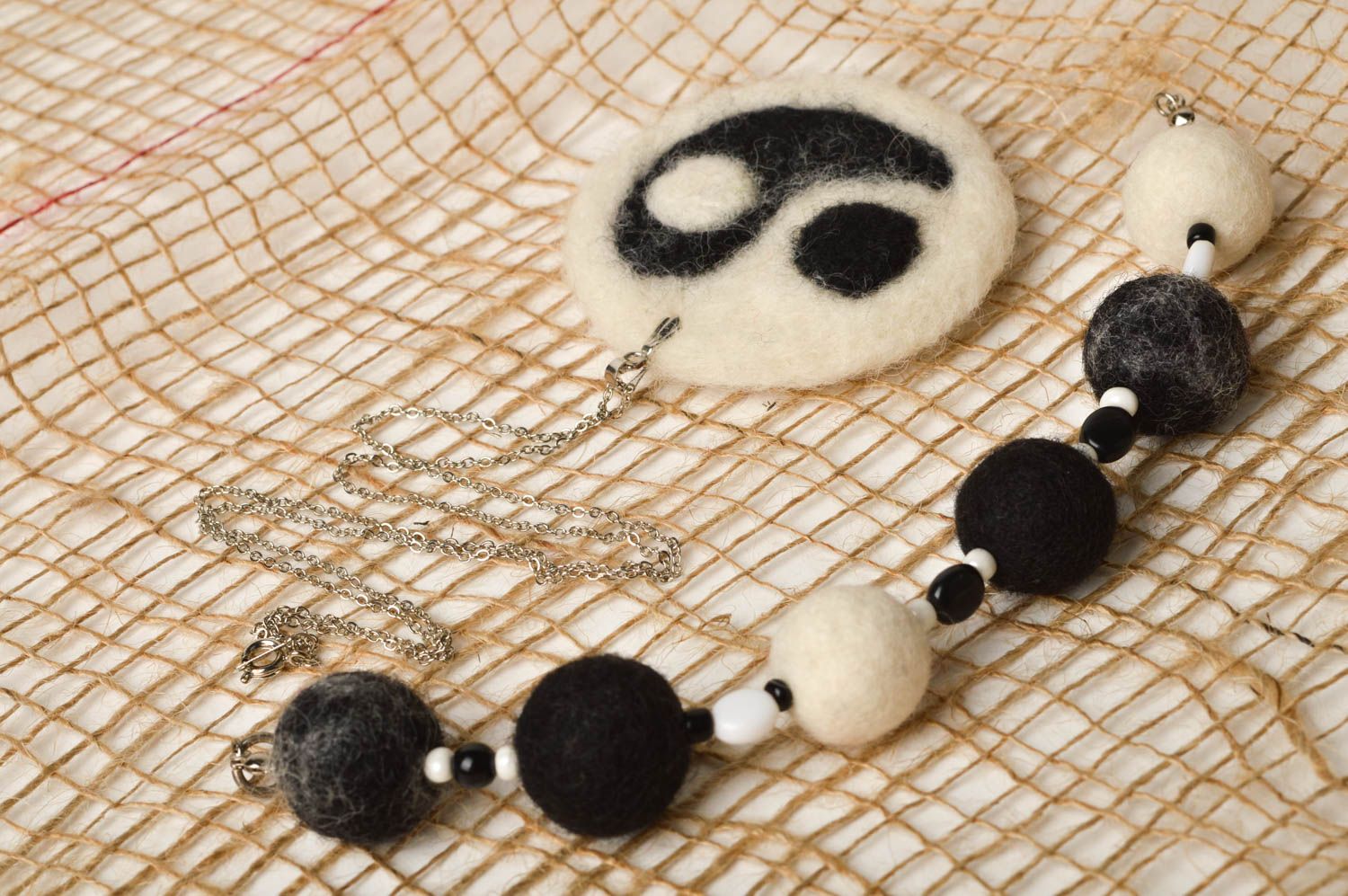 Handmade Schmuck Set aus Wolle Ketten Anhänger Damen Armband schwarz weiß  foto 5