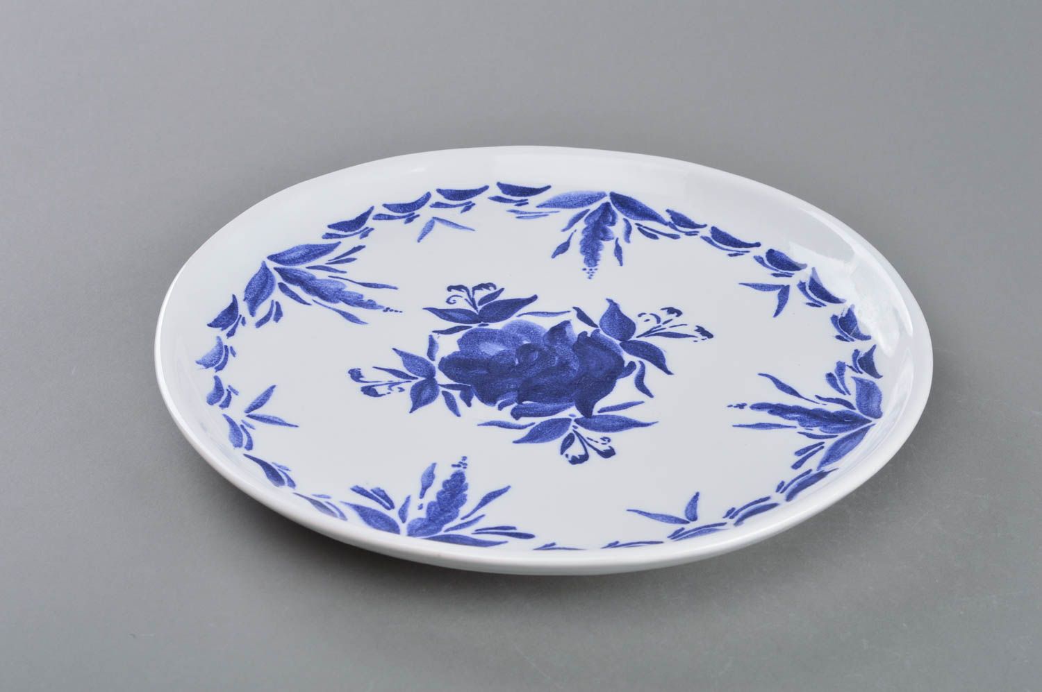 Grande assiette ronde porcelaine à motif floral bleu belle originale faite main  photo 3