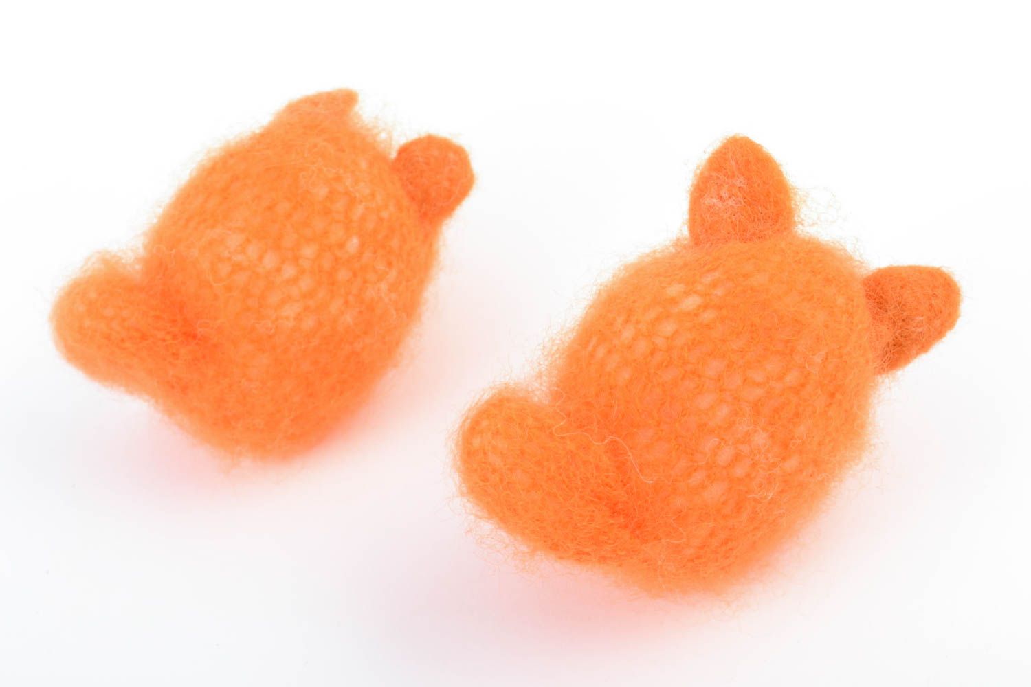 Juguetes de peluche tejidos artesanales de lana con forma de zorros anaranjados foto 4
