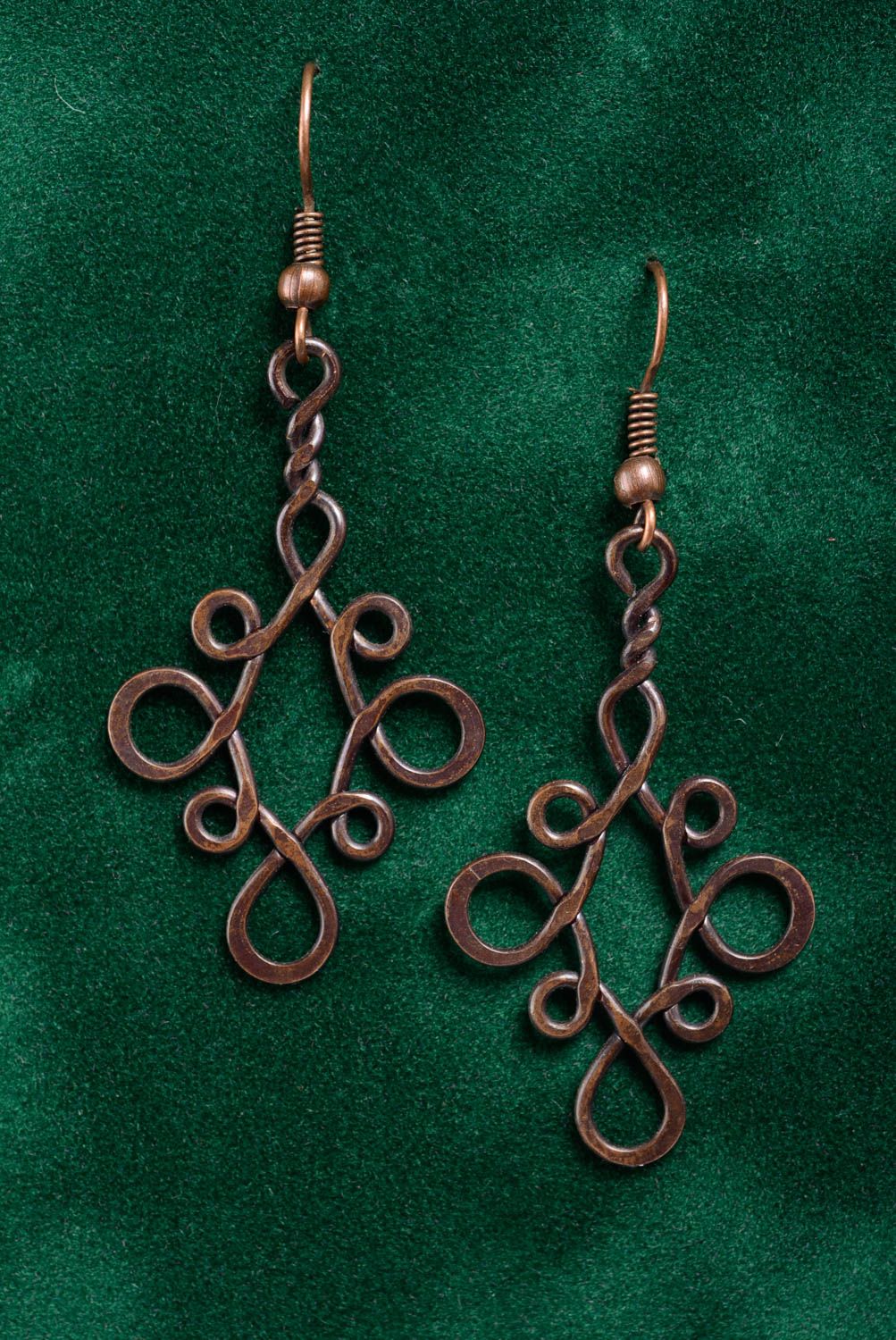 Lange elegante handgemachte Ohrringe aus Kupfer mit Anhängern Wire Wrap Technik  foto 1
