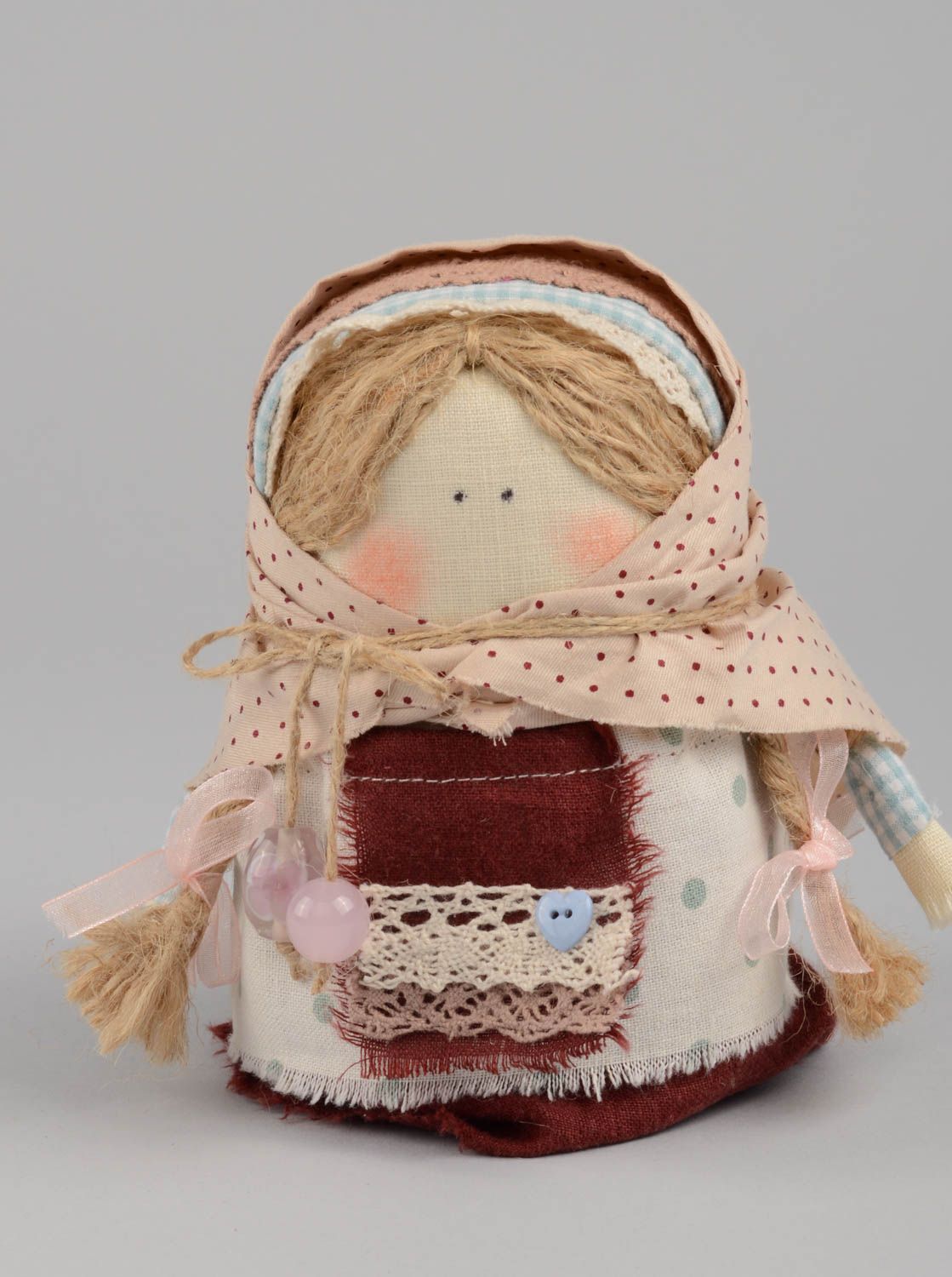 Schöne ethnische Puppe aus Textil handmade künstlerisch Schmuck für Dekor foto 2