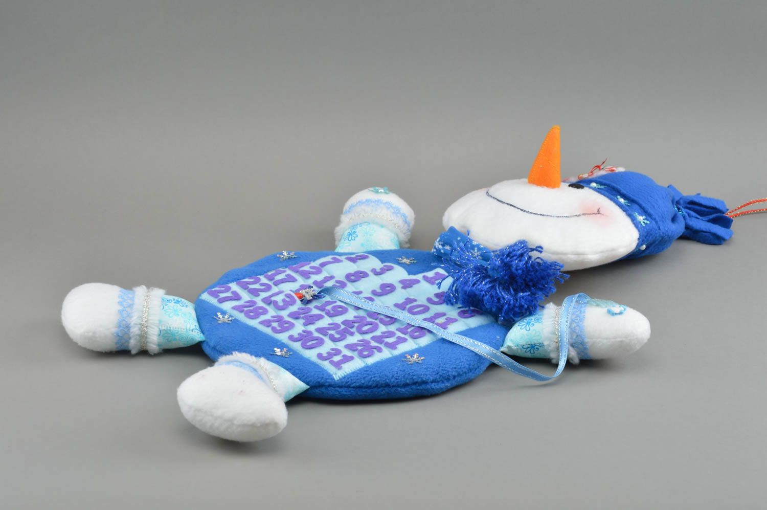 Новогодний детский календарь из тканей ручной работы игрушечный Синий снеговик  фото 2